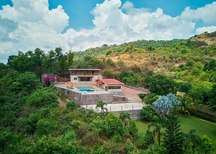 Stayvista'S Lake Mansion - Lakeside Villa With Mountain View, Large Pool & Sprawling Lawn Lonavala
